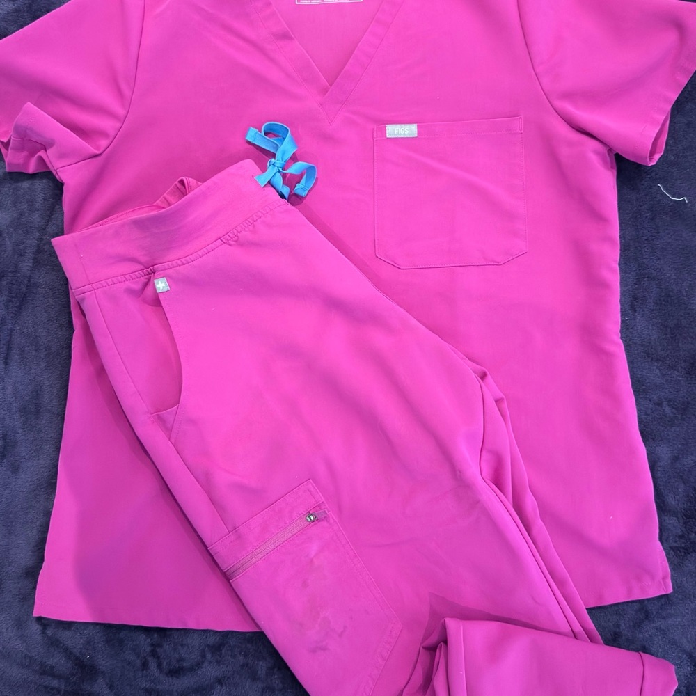 FIGS Rasberry Sorbet – Catarina™ Top L / Zamora™ Jogger Pants L